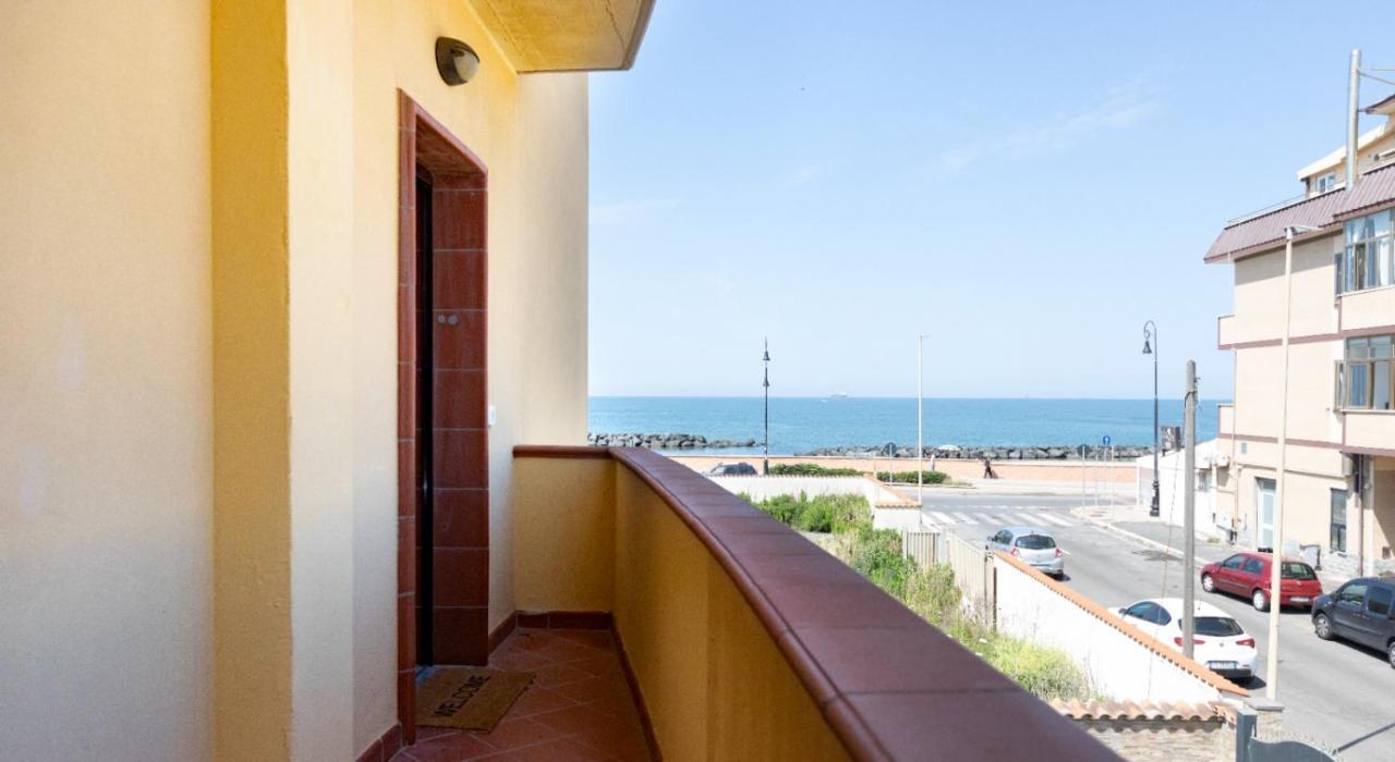 Апартаменты Waterfront House Фьюмичино Экстерьер фото